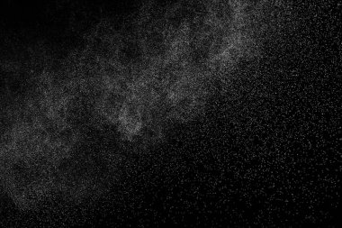 Siyah arka planda soyut su sıçramaları. Beyaz parçacıkların hareketlerini dondur. Yağmur, kar örtüsü dokusu.