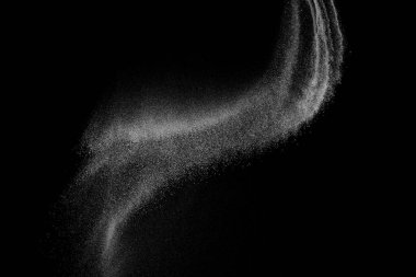 Siyah zemin üzerindeki beyaz parçacıkların hareketlerini dondur. Barut patlaması. Soyut toz tabakası dokusu.