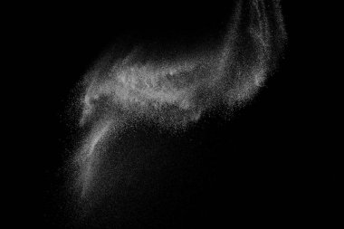 Siyah zemin üzerindeki beyaz parçacıkların hareketlerini dondur. Barut patlaması. Soyut toz tabakası dokusu.