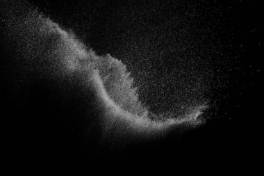 Siyah zemin üzerindeki beyaz parçacıkların hareketlerini dondur. Barut patlaması. Soyut toz tabakası dokusu.