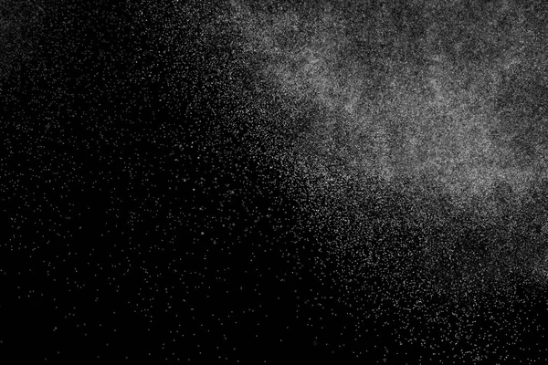 Siyah arka planda soyut su sıçramaları. Beyaz parçacıkların hareketlerini dondur. Yağmur, kar örtüsü dokusu.