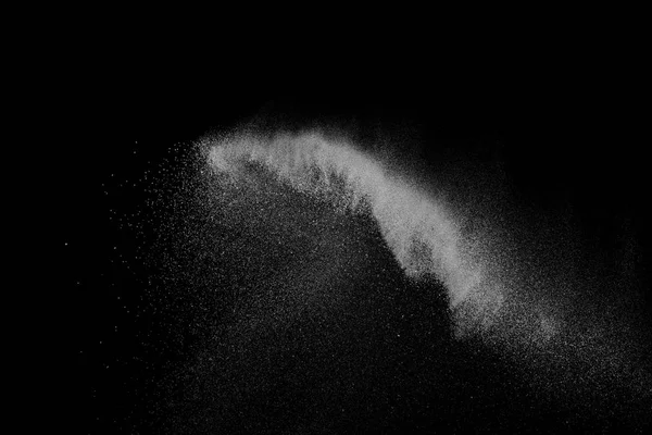 Siyah zemin üzerindeki beyaz parçacıkların hareketlerini dondur. Barut patlaması. Soyut toz tabakası dokusu.