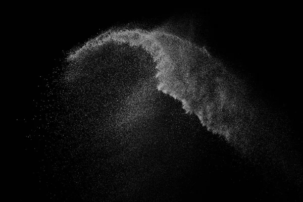 Siyah zemin üzerindeki beyaz parçacıkların hareketlerini dondur. Barut patlaması. Soyut toz tabakası dokusu.