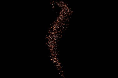 Siyah arka planda izole kahve çekirdekleri uçuşuyor. Kavrulmuş kahve taneleri patladı..