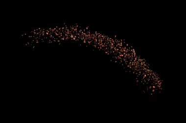 Siyah arka planda izole kahve çekirdekleri uçuşuyor. Kavrulmuş kahve taneleri patladı..