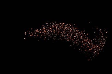 Siyah arka planda izole kahve çekirdekleri uçuşuyor. Kavrulmuş kahve taneleri patladı..