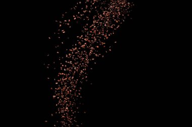 Siyah arka planda izole kahve çekirdekleri uçuşuyor. Kavrulmuş kahve taneleri patladı..