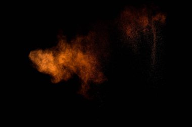 Siyah arka plan üzerine Portakal tozu patlama. Renkli toz bulutu. Renkli toz patlayabilir. Boya Holi.