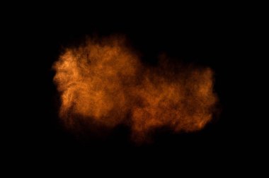 Siyah arka plan üzerine Portakal tozu patlama. Renkli toz bulutu. Renkli toz patlayabilir. Boya Holi.