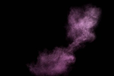 Siyah arka plan üzerine mor toz patlama. Renkli toz bulutu. Renkli toz patlayabilir. Boya Holi.
