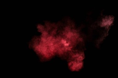 Siyah zemin üzerine kırmızı ve pembe toz patlama. Renkli toz bulutu. Renkli toz patlayabilir. Boya Holi.