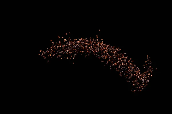 Vliegende Koffiebonen Geïsoleerd Zwarte Achtergrond Geroosterde Koffiekorrels Ontploffen — Stockfoto
