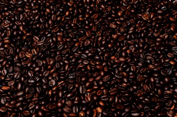 Kahve çekirdekleri closeup arka plan. Kavrulmuş kahve taneleri.