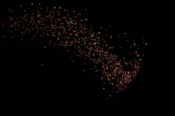 Летающие Кофейные Зерна Изолированы Черном Фоне Взрыв Жареного Кофе — стоковое фото