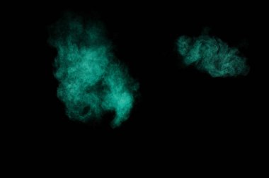 Siyah arka plan üzerine Akuamarin toz patlama. Renkli toz bulutu. Renkli toz patlayabilir. Boya Holi.