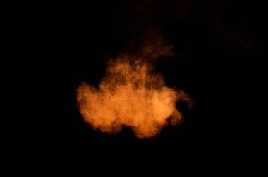 Siyah arka plan üzerine Portakal tozu patlama. Renkli toz bulutu. Renkli toz patlayabilir. Boya Holi.