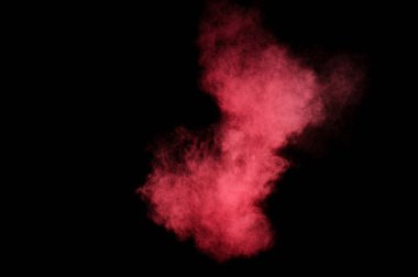 Siyah zemin üzerine kırmızı ve pembe toz patlama. Renkli toz bulutu. Renkli toz patlayabilir. Boya Holi.
