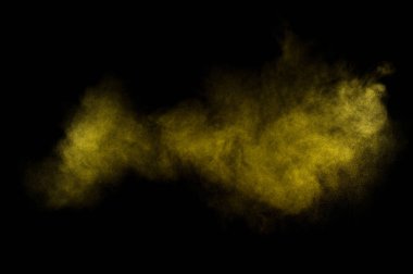 Siyah zemin üzerine sarı tozu patlama. Renkli toz bulutu. Renkli toz patlayabilir. Boya Holi.