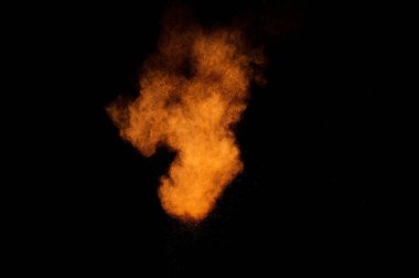 Siyah arka plan üzerine Portakal tozu patlama. Renkli toz bulutu. Renkli toz patlayabilir. Boya Holi.