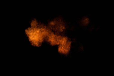 Siyah arka plan üzerine Portakal tozu patlama. Renkli toz bulutu. Renkli toz patlayabilir. Boya Holi.