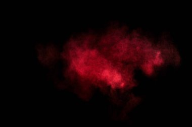 Siyah zemin üzerine kırmızı ve pembe toz patlama. Renkli toz bulutu. Renkli toz patlayabilir. Boya Holi.