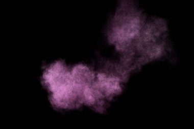 Siyah arka plan üzerine mor toz patlama. Renkli toz bulutu. Renkli toz patlayabilir. Boya Holi.