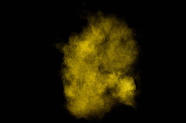 Siyah zemin üzerine sarı tozu patlama. Renkli toz bulutu. Renkli toz patlayabilir. Boya Holi.