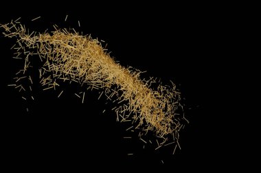 Siyah arka plan üzerine izole makarna uçan. Soyut makarna düşüyor.