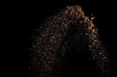 Toprak patlaması siyah arka planda izole edildi. Kahverengi zemin soyut bulutu.