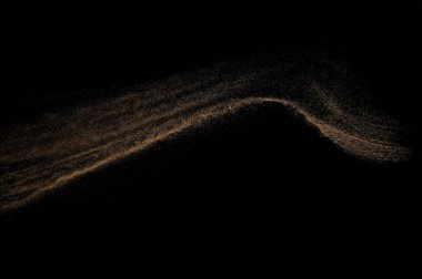 Kum dalgası siyah arkaplanda izole edildi. Soyut kum tepeciği.