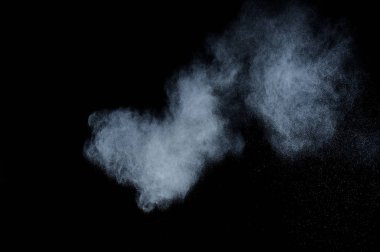 Siyah arka planda beyaz toz patlaması. Soyut beyaz toz dokusu.
