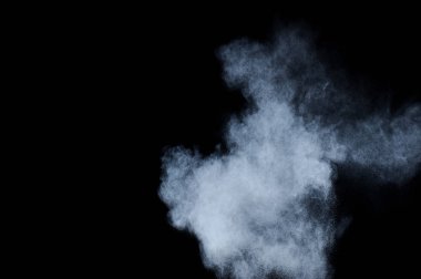 Siyah arka planda beyaz toz patlaması. Soyut beyaz toz dokusu.