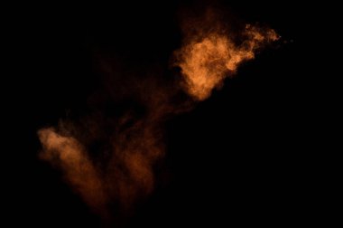Siyah arka plan üzerine Portakal tozu patlama. Renkli toz bulutu. Renkli toz patlayabilir. Boya Holi.