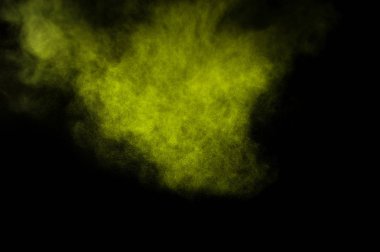 Siyah arka plan üzerine açık yeşil toz patlama. Renkli toz bulutu. Renkli toz patlayabilir. Boya Holi.