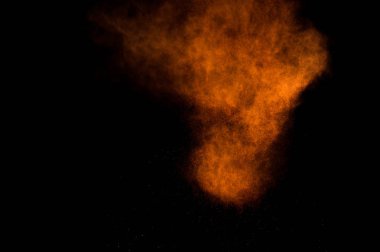 Siyah arka plan üzerine Portakal tozu patlama. Renkli toz bulutu. Renkli toz patlayabilir. Boya Holi.