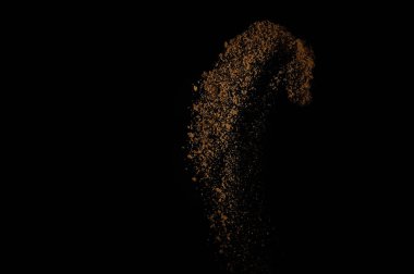 Toprak patlaması siyah arka planda izole edildi. Kahverengi zemin soyut bulutu.