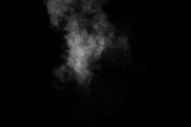Siyah arka planda beyaz toz patlaması. Soyut beyaz toz dokusu.