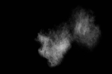 Siyah arka planda beyaz toz patlaması. Soyut beyaz toz dokusu.