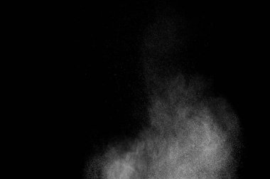 Siyah arka planda beyaz toz patlaması. Soyut beyaz toz dokusu.