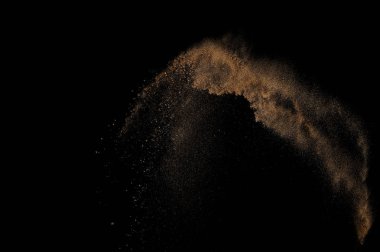 Kumsal patlaması siyah arka planda izole edildi. Soyut kum bulutu.
