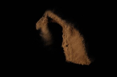 Kumsal patlaması siyah arka planda izole edildi. Soyut kum bulutu.