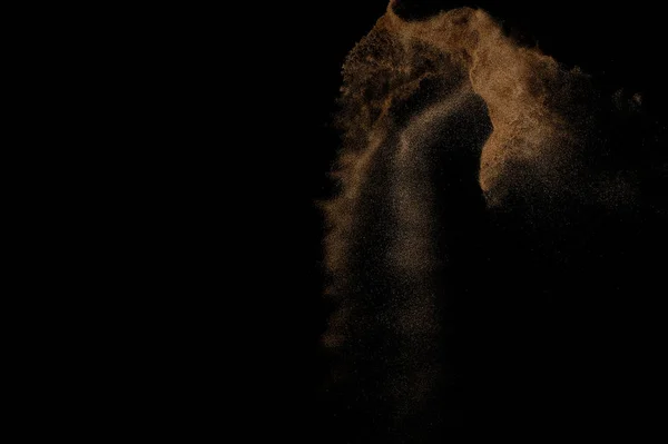 砂の爆発は黒の背景に隔離された 概要砂雲 — ストック写真