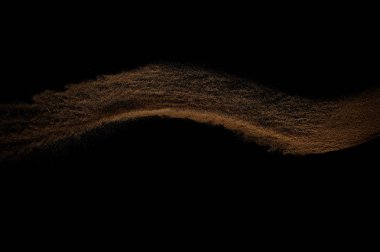 Kum dalgası siyah arkaplanda izole edildi. Soyut kum tepeciği.