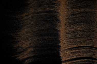 Kum dalgası siyah arkaplanda izole edildi. Soyut kum tepeciği.