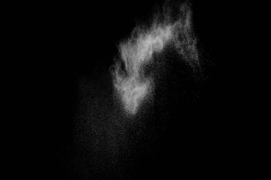 Siyah arka planda beyaz toz patlaması. Soyut beyaz toz dokusu.