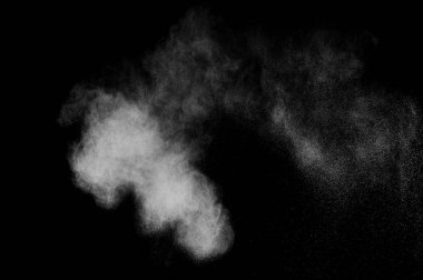 Siyah arka planda beyaz toz patlaması. Soyut beyaz toz dokusu.