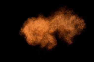 Siyah arka plan üzerine Portakal tozu patlama. Renkli toz bulutu. Renkli toz patlayabilir. Boya Holi.