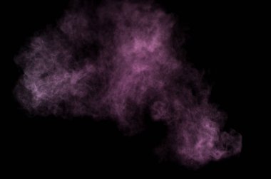 Siyah arka plan üzerine mor toz patlama. Renkli toz bulutu. Renkli toz patlayabilir. Boya Holi.