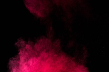 Siyah zemin üzerine kırmızı ve pembe toz patlama. Renkli toz bulutu. Renkli toz patlayabilir. Boya Holi.