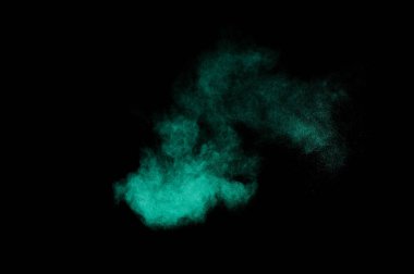 Siyah arka plan üzerine Akuamarin toz patlama. Renkli toz bulutu. Renkli toz patlayabilir. Boya Holi.